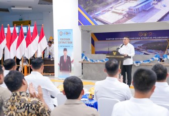 Wakil Menteri Agraria dan Tata Ruang/Wakil Kepala Badan Pertanahan Nasional (Wamen ATR/Waka BPN), Ossy Dermawan, dalam momen penyerahan 160 sertipikat tanah kepada masyarakat dan pemerintah daerah (Pemda) Sulawesi Tengah, di Terminal Penumpang Pelabuhan Donggala, Rabu (09/07/2025)