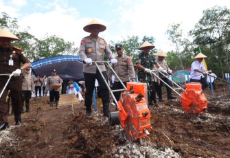 Kepala Kepolisian Daerah Kalimantan Tengah Irjen Pol Iwan Kurniawan melakukan penanaman jagung kuartal III di lahan perhutanan sosial, Desa Kalawa, Kecamatan Kahayan Hilir, Kabupaten Pulang Pisau, Rabu (9/7/2025)