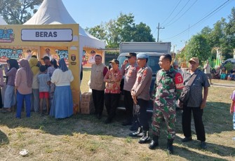 Babinsa Koramil Karanganyar Bersinergi Cek Operasi Pasar Murah di Hari Jadi Ngawi ke-667