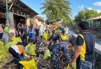 Prajurit TNI AL Bantu Evakuasi Warga dan Bersihkan Lingkungan Pasca Banjir di Kota Mataram 