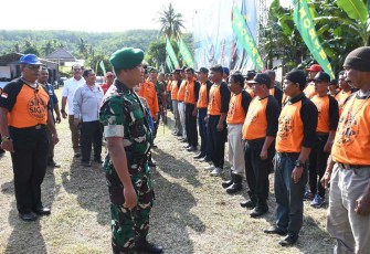 Danrem 083/Bdj Kolonel Inf Kohir saat pengecekan apel relawan kebencanaan tahun 2025 di kabupaten Malang, Jum'at (11/7)