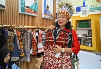 Kiprah Lulusan Program PKW Tekun Tenun Melestarikan Budaya 