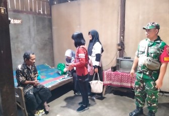 Babinsa Paron dan Instasi Terkait Beri Bantuan Sembako untuk Warga yang Sakit