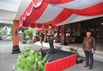 Bupati Trenggalek, saat menjadi inspektur upacara, saat peringatan Hari Koperasi Nasional ke-78, dihalaman, Pendapa Manggala Praja Nugraha, Sabtu (12/7/2025)