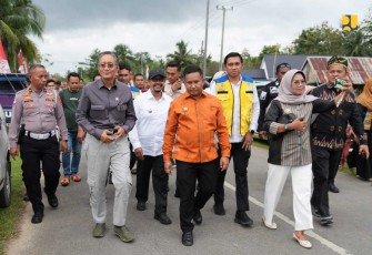 Menteri PU Dody Hanggodo saat meninjau kondisi jalan di Kabupaten Muna Barat