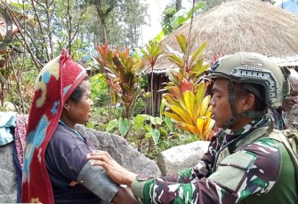 Satgas Yonif 700/Wira Yudha Cakti melalui Pos Kout Sinak, dipimpin oleh Sertu Awal, menyusuri jalan-jalan tanah menuju rumah-rumah warga, mengulurkan tangan dalam senyap namun penuh makna