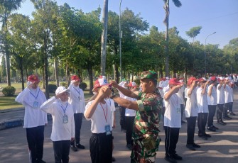 Babinsa Koramil 0805/01 Ngawi Gembleng Siswa SMP Dalam Giat MPLS 
