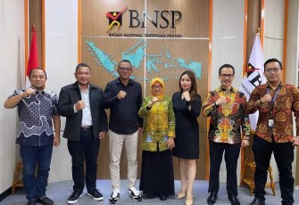 LSP Pers Indonesia foto bersama di kantor BNSP Jakarta 