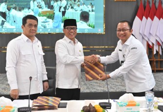 Mendes PDT Yandri Susanto menutup raker Kemendes PDT di Jakarta, Selasa (15/7)