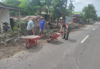 Babinsa Desa Krebet Bersama Warga Laksanakan Kerja Bakti Pembuatan Saluran Air