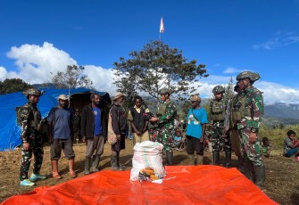 Aksi Kemanusiaan Satgas TNI di Eronggobak Serahkan Pakaian Layak Pakai untuk Warga Pengungsi