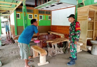Babinsa Koramil Karangjati Komsos Dengan Pengrajin Mebel