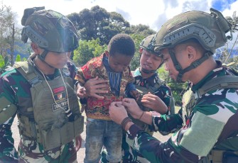 Satgas TNI Pos Kout Sinak Berbagi Pakaian untuk Warga