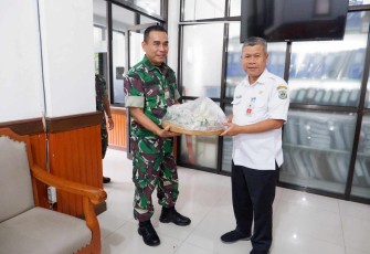 Kasdim 0801/Pacitan Mayor Inf Muhajir memberikan tumpeng