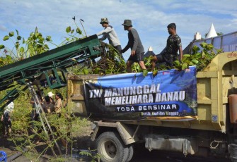 Pembersihan eceng gondok di desa Sitinjak