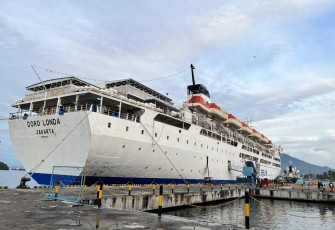 KM Dorolonda saat sandar di pelabuhan samudera Bitung