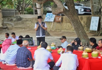 Bupati Trenggalek, Mochamad Nur Arifin, saat menerima kunjungan kerja Komisi D, DPRD Provinsi Jatim, di Pantai Mutiara, Desa Tasikmadu, Kecamatan Watulimo, Kabupaten Trenggalek, Rabu (16/7/2025)