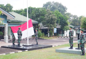 Kodim 0801/Pacitan menggelar upacara bendera 17 an, yang diikuti seluruh personil, baik TNI maupun PNS, berlangsung di Lapangan Makodim, Jl. Letjen Suprapto No. 42, Pacitan, Kamis (17/7/2025)