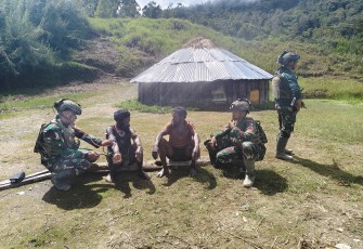 Satgas TNI Tembus Honai Warga Kp Wombru