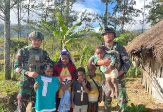 Satgas TNI Sentuh Hati Warga Kampung Wako Dengan Anjangsana dan Bantuan Sargal 