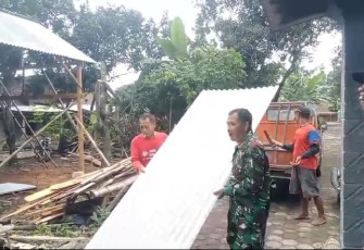 Babinsa Koramil Jogorogo Bantu Warga Bangun Rumah 