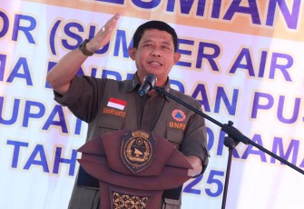 Kepala BNPB Letjen TNI Dr. Suharyanto meresmikan sumur bor di Desa Jayamulya, Kecamatan Kroya, Kabupaten Indramayu, Jawa Barat, pada Kamis (17/7)