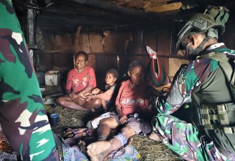 Satgas TNI Beri Layanan Kesehatan Door to Door di Pegunungan Puncak