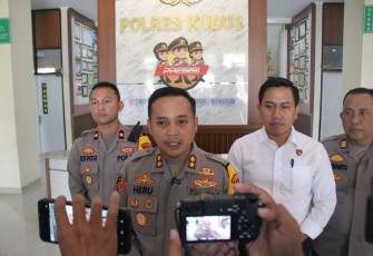 Tim Resmob Satreskrim Polres Kudus berhasil mengungkap praktik perjudian yang terjadi di sebelah warung kopi di Desa Karangrowo, Kecamatan Undaan, Kudus, pada Minggu 20 Juli 2025