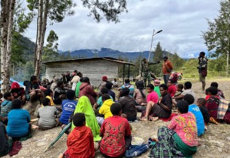 Satgas TNI Gelar Binter di Kampung Tuanggi