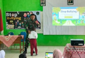 Serma Sugiarto, Babinsa Randualas dari Koramil 0803/07 Kare mendatangi sekolah-sekolah untuk menyampaikan sosialisasi penting yang bertajuk stop bullying