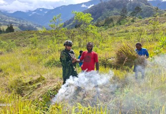 Satgas TNI Sapa Warga di Tengah Ladang Wujud Kepedulian Lewat Anjangsana Humanis di Kampung Wako