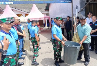 Danlanud Soewondo Pimpin Karya Bakti dan Serahkan Secara Simbolis Alat Kebersihan ke Masyarakat di Pasar Sembada.