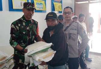 Penyaluran bantuan pangan di wilayah desa binaan 