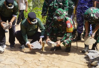 Dansatgas TMMD ke 125 Kodim 0803/Madiun Letkol Kav Widhi Bayu Sudibyo bersama Bupati Madiun Hari Wuryanto 