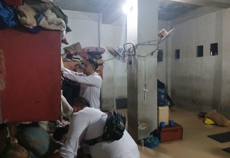 Petugas Secara Aktif Melakukan Razia Blok Hunian Warga Binaan.
