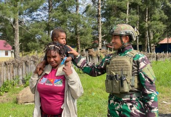Satgas TNI Menyapa dengan Hati Bukan Sekedar Permen