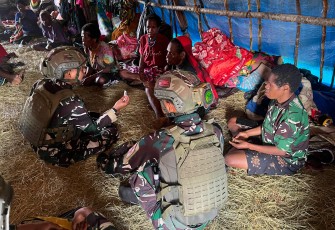 TNI Menyapa Pengungsi Dari Pelosok Omukia Hadir Membawa Harapan