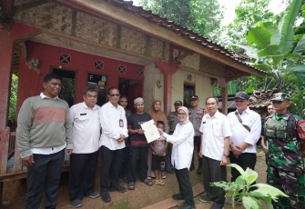 Kementerian Transmigrasi serahkan Sertipikat Hak Milik (SHM) kepada transmigran lokal di Cikopeng, Desa Curugluhur, Kecamatan Sagaranten, Kabupaten Sukabumi, Rabu (23/7)