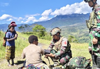 Satgas TNI Sentuh Hati Warga Kumo-Kumo