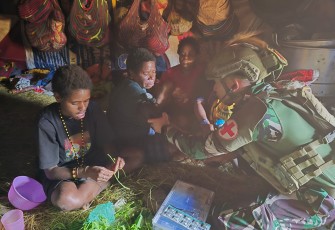Satgas TNI Hadir untuk Pengungsi Kampung Misimaga