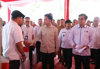 Wakil Presiden RI Gibran Rakabuming Raka bersama Menteri Ketenagakerjaan Yassierli menyaksikan proses penyaluran Bantuan Subsidi Upah (BSU) Tahun 2025 di Kantor Pos Cabang Utama Pekanbaru, Riau, Senin (28/7/2025)