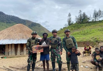 Satgas TNI Safari Honai di Kampung Amungi