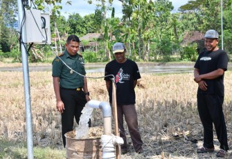 Dandim Ponorogo Serahkan Sumur Dalam Kepada Warga