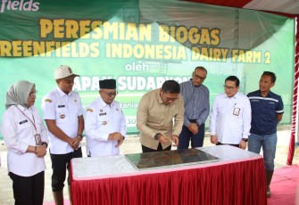 Penandatanganan plakat peresmian fasilitas reaktor biogas di peternakan Greenfields Indonesia-Blitar