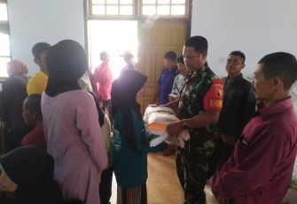 Babinsa Kawal Pembagian Bansos Beras