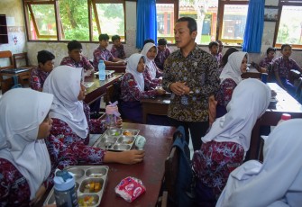 Wakil Menteri Pendidikan Dasar dan Menengah (Wamendikdasmen), Fajar Riza Ul Haq, meyakini asupan gizi yang cukup mempengaruhi motivasi belajar dan karakter positif murid