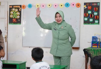 Ketua Persit KCK Koorcab Rem 081 Ny Frieda Untoro 