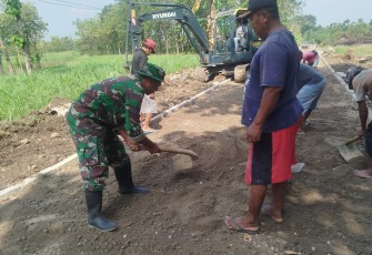 Babinsa Posramil Gerih Gotong Royong Bangun Jalan Penghubung Desa