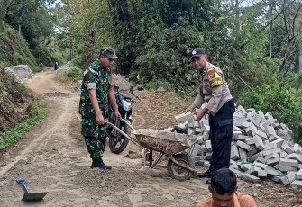 Babinsa Kodim Ponorogo Bantu Warga Pasang Paving