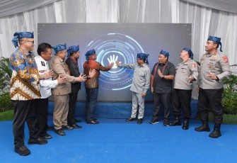 Menteri Desa dan Pembangunan Daerah Tertinggal Yandri Susanto bersama Kabaharkam Polri Mohammad Fadil Imran dan Kepala BNN Martinus Hokum membuka Kegiatan Sosialisasi Praktik Baik Desa Bersinar di Desa Tambakbaya, Kecamatan Cibadak, Kabupaten Lebak Banten, Selasa (5/8/2025)